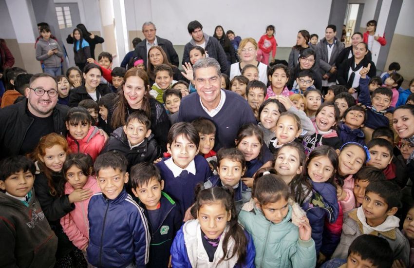 Capitanich inauguró obras en escuelas de Sáenz Peña: «Cuanto más estudien, mejores posibilidades tendrán»