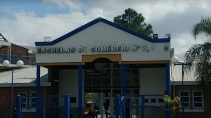 Una estudiante fue encerrada en el baño de un colegio y habría sido acosada por dos jóvenes