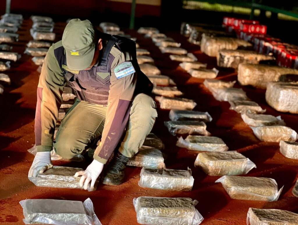 Gendarmes descubren 172 kilos de marihuana entre cargamento de yerba mate