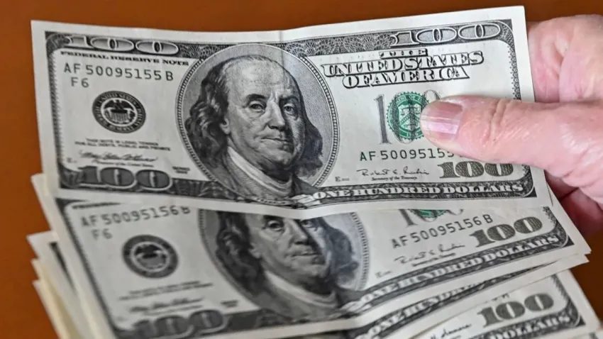 El dólar blue rompió su máximo nominal histórico y cerró la jornada a $ 560