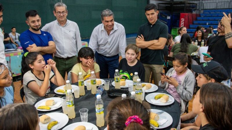 CAPITANICH RECIBIÓ A ESTUDIANTES QUE REPRESENTARÁN A LA PROVINCIA EN LOS JUEGOS EVITA: “VALORAMOS EL DEPORTE PORQUE CONSTRUYE VALORES”