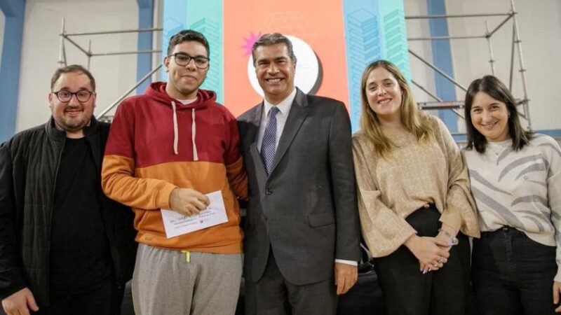 EN SÁENZ PEÑA, CAPITANICH ENTREGÓ MÁS TARJETAS DE APOYO ECONÓMICO A 470 ESTUDIANTES Y OTORGÓ TÍTULOS DE TIERRA A 25 FAMILIAS RURALES