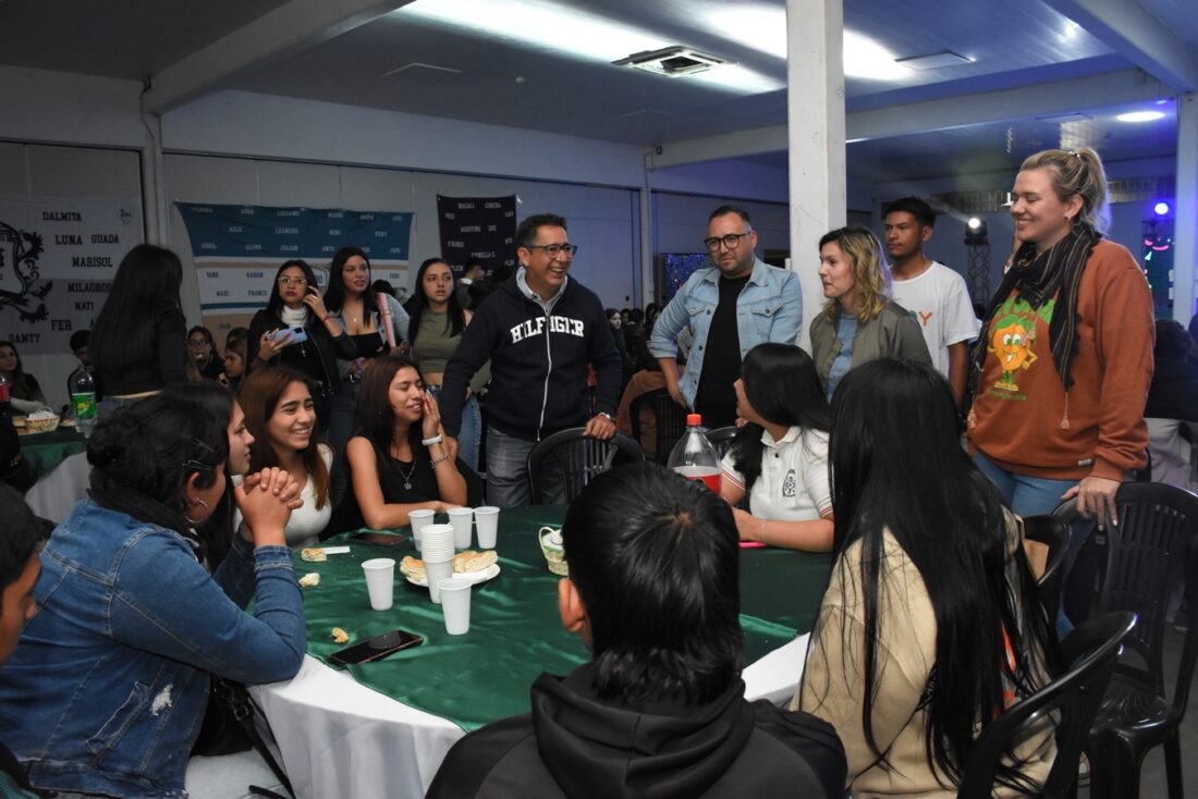 GUSTAVO ANUNCIÓ A LOS 15 CURSOS GANADORES DEL CONCURSO DE BANDERAS DE LA PRE-ESTUDIANTINA: “ESTA GESTIÓN MUNICIPAL SIGUE APOSTANDO A QUE LOS ADOLESCENTES FORMEN VALORES”