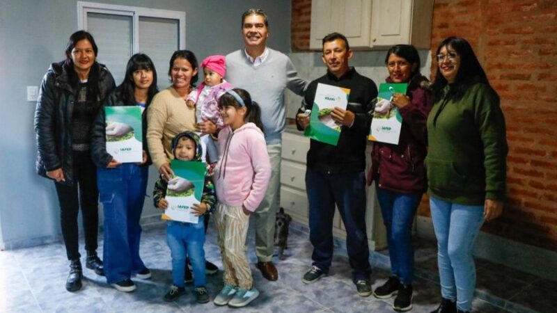 EL GOBIERNO CONTINÚA CON LA ENTREGA DE VIVIENDAS SOCIALES A FAMILIAS CHAQUEÑAS