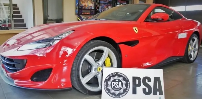 Una Ferrari, lingotes de oro y millones en efectivo: el botín de una banda de estafadores en Córdoba