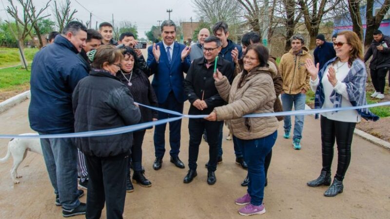 EN LA TIGRA CAPITANICH INAUGURÓ MÁS PAVIMENTO Y ENTREGÓ VIVIENDAS  