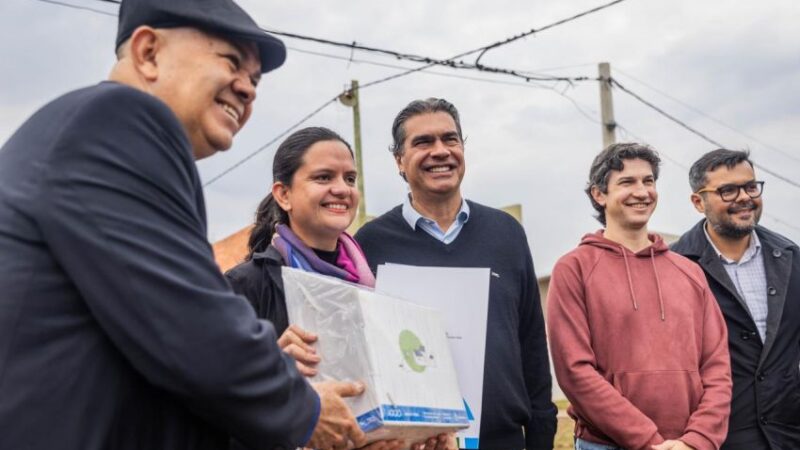 Capitanich entregó viviendas e inauguró una plaza en Laguna Limpia: “Son obras que cambian la vida de la gente”, dijo