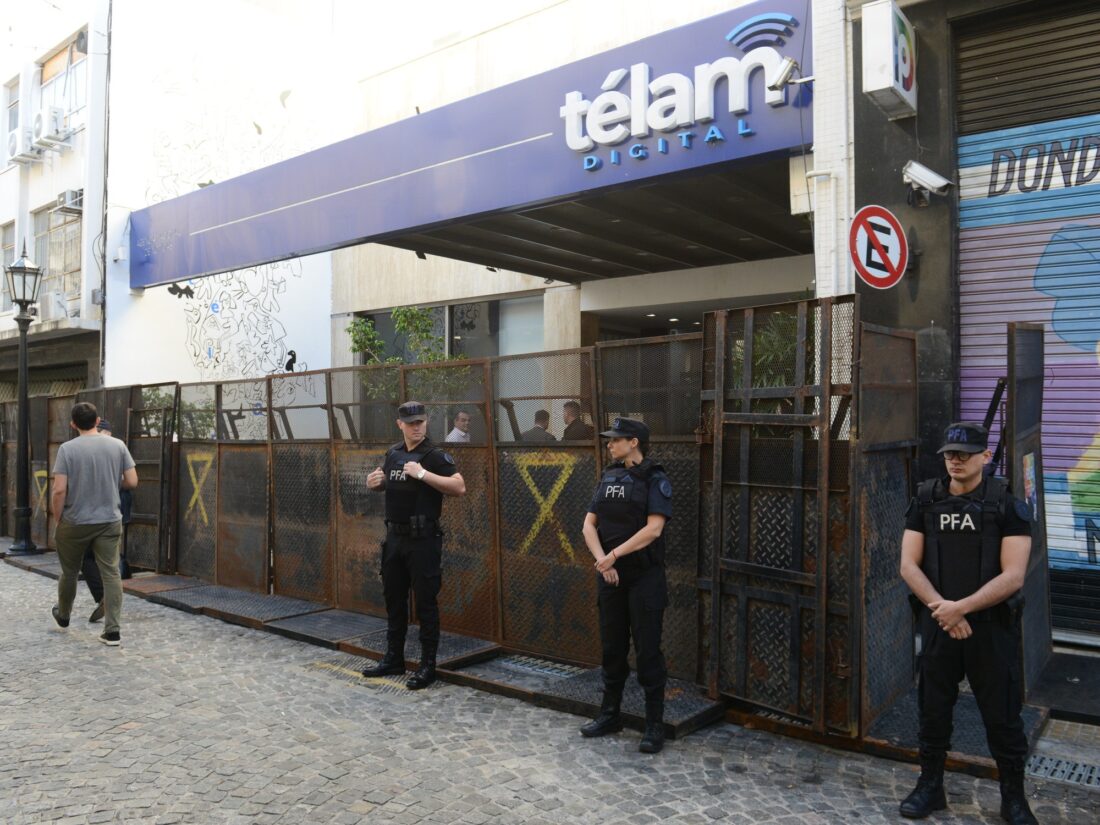 El Gobierno defiende el cierre de la agencia Télam y dice que “no hace falta” que pase por el Congreso.