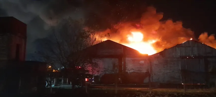 Resistencia: Se prendieron fuego los galpones del Correo Argentino donde se guardaban insumos sanitarios