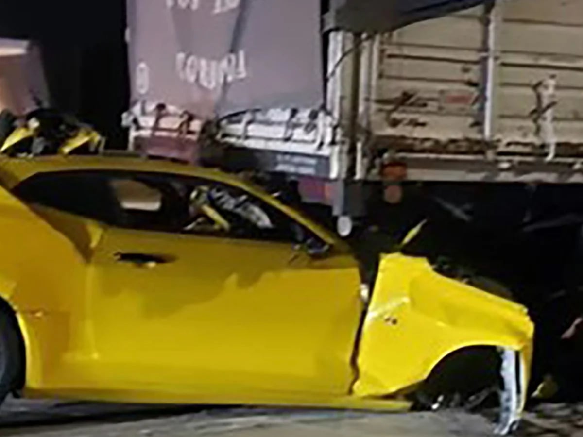 Horror en Córdoba: chocó su Chevrolet Camaro contra un camión y murió