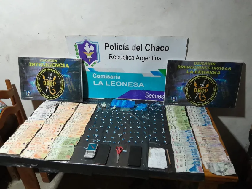 La Policía realizó dos allanamientos e incautó medio millón de pesos y más de 200 dosis de cocaína