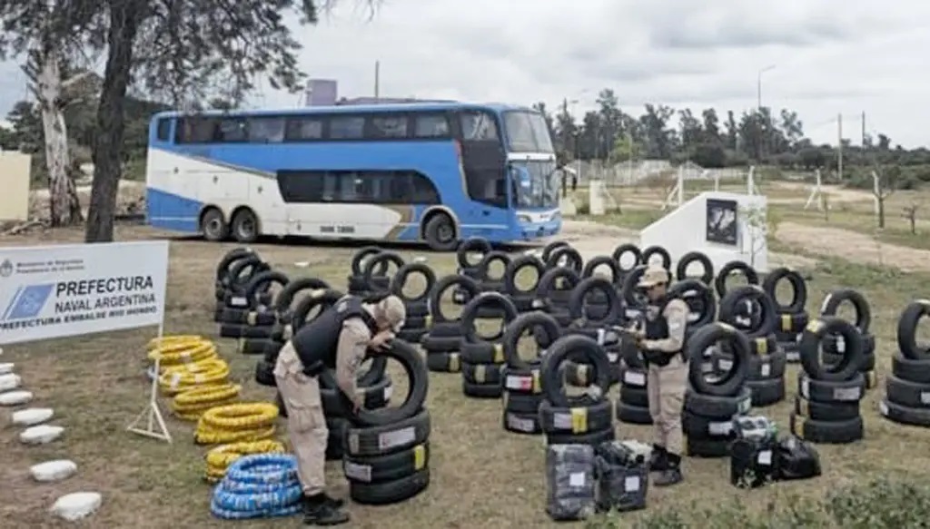 Un tour de contrabando cargado con 170 cubiertas y hojas de coca cayó en Termas de Río Hondo