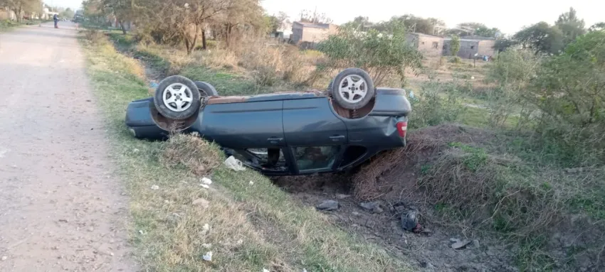 Villa Angella: Perdió el control de su auto y fue a parar a una zanja