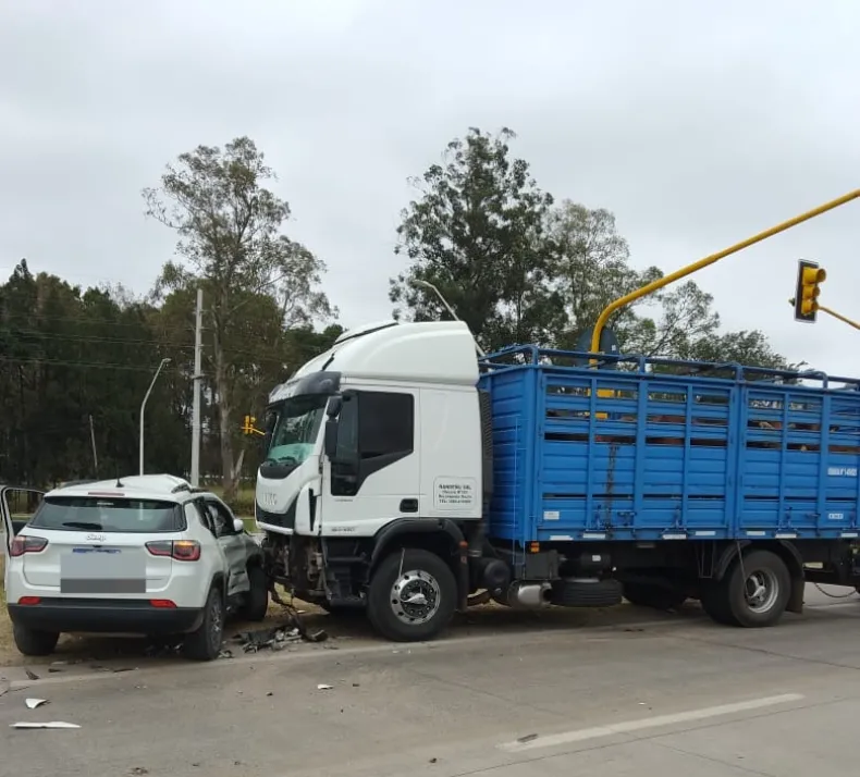 Un auto y un camión chocaron en la Ruta 11