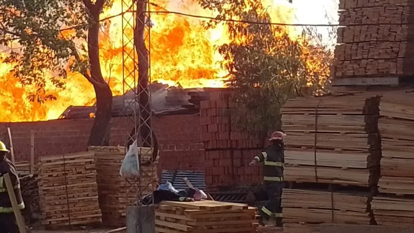 Sáenz Peña: Impactante incendio pudo ser controlado: no hubo víctimas fatales