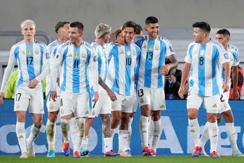 Argentina goleó a Chile 3 a 0 y se mantiene en la cima de las Eliminatorias