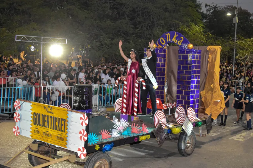 Sáenz Peña: una multitud acompañó el desfile de carrozas de la Estudiantina