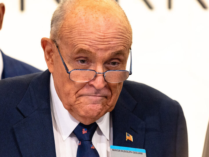 Trump indultó a Giuliani y a 76 aliados que intentaron instalar el relato del fraude