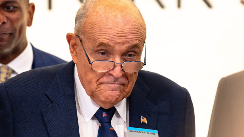 Trump indultó a Giuliani y a 76 aliados que intentaron instalar el relato del fraude